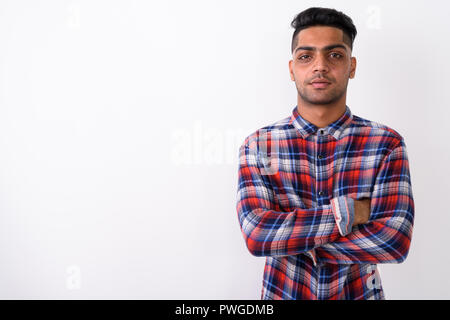 Giovani indiani uomo indossa camicia a scacchi contro backgroun bianco Foto Stock