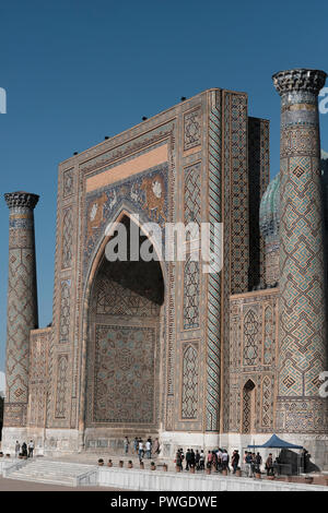 Vista esterna del Sher-Dor Madrasah (1619-1636) nell'Registan pubblica piazza che era il cuore della città antica di Samarcanda alternativamente Samarcanda della dinastia Timurid in Uzbekistan Foto Stock