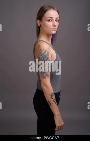 Giovane bella donna ribelle con multicolore capelli contro Foto Stock