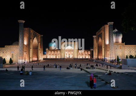 Vista di notte del Registan pubblica piazza che era il cuore della città antica di Samarcanda della dinastia Timurid con le sue tre madrase. Da sinistra a destra: Ulugh Beg, Madrasah Tilya-Kori Madrasah e Sher-Dor Madrasah nella città di Samarcanda alternativamente Samarcanda in Uzbekistan Foto Stock