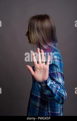 Giovane bella donna ribelle con multicolore capelli contro Foto Stock