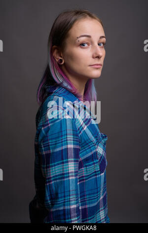 Giovane bella donna ribelle con multicolore capelli contro Foto Stock