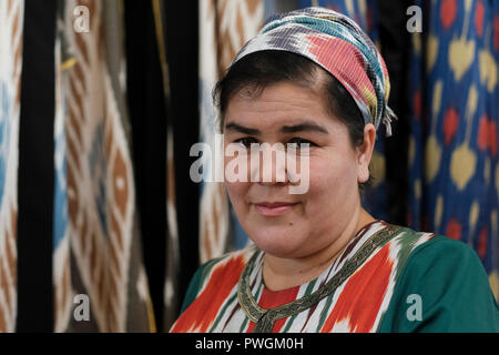 Una donna uzbeka indossando il tradizionale indumento nella città di Tashkent capitale dell'Uzbekistan Foto Stock