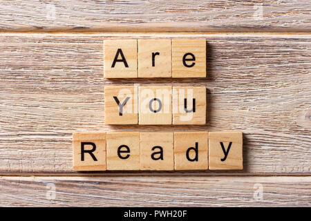 Sei pronto parola scritta sul blocco di legno. Sei pronto testo sul tavolo, concetto. Foto Stock