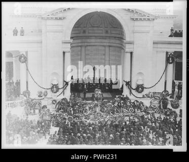 La sepoltura di un soldato sconosciuto presso il Cimitero Nazionale di Arlington, Virginia; Presidente Harding in piedi accanto a scrigno, nov. 11, 1921 Foto Stock