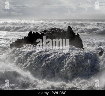 Il portoghese costa nord cliff dopo essere stato colpito dall'enorme ondata Foto Stock