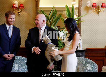 Il Duca e la Duchessa di Sussex guarda bush cappelli con Australia il Governatore Generale Peter Cosgrove all'Admiralty House di Sydney il primo giorno della coppia reale della visita in Australia. Foto Stock