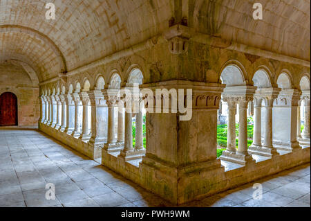 La Francia. Vaucluse (84). Comune di Gordes. Parco naturale regionale del Luberon. Abbazia Notre Dame de Senanque risalente al XII secolo. Il chiostro Foto Stock