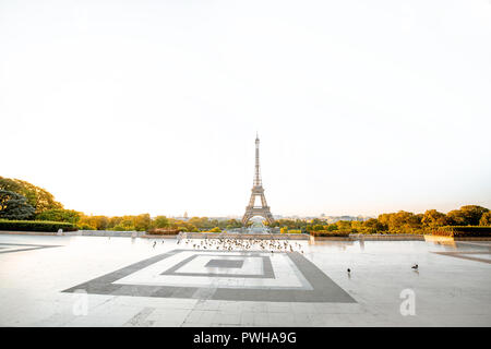 Panorama sulla torre Eiffel dalla piazza del Trocadero durante il sunrise a Parigi Foto Stock