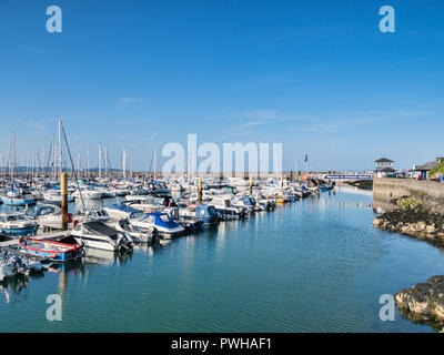 19 Maggio 2018: Brixham, Devon, Regno Unito - Barche in marina sulla soleggiata una serata con cielo blu chiaro. Foto Stock