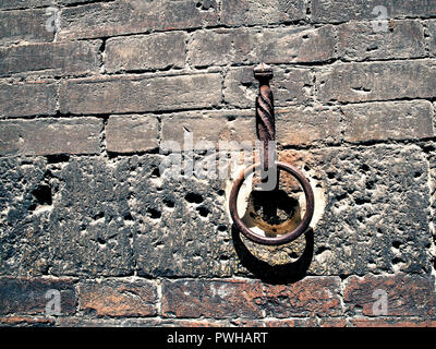 Antico anello di ferro sul muro di un edificio storico Foto Stock