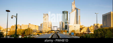 Paesaggio urbano in vista di La Defense distretto finanziario con i grattacieli durante la luce del mattino a Parigi Foto Stock