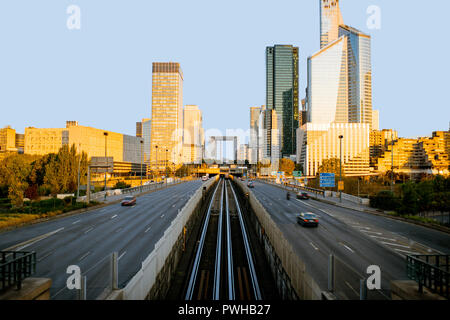 Paesaggio urbano in vista di La Defense distretto finanziario con i grattacieli durante la luce del mattino a Parigi Foto Stock