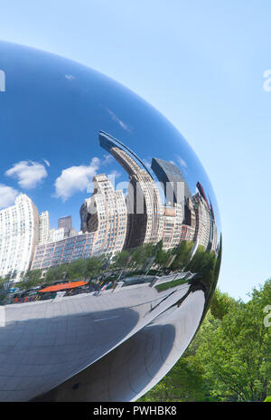 Gli edifici del centro riflessa nello specchio la superficie della scultura di fagiolo in Millennium Park di Chicago, Illinois. Foto Stock