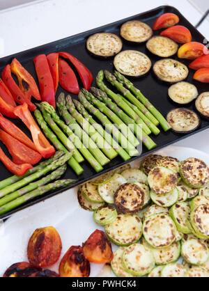 Verdure grigliate, asparagi pomodori verdi, zucchine e cipolle Foto Stock