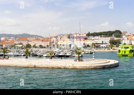 Vista della vecchia città di Setúbal da marina, Portogallo Foto Stock