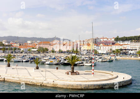 Vista della vecchia città di Setúbal da marina, Portogallo Foto Stock