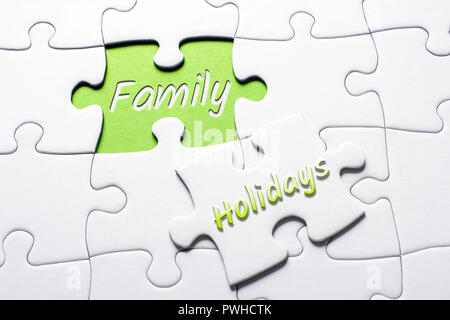 Le parole e le vacanze famiglia in pezzo mancante Puzzle Foto Stock