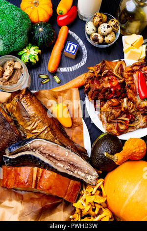 Gli alimenti ricchi di vitamina D. Gli alimenti ricchi di vitamina naturale d come carote, pesce, uova, chia, formaggio, latte, funghi conserve di tonno, zucca, bellpepper, olio, Foto Stock
