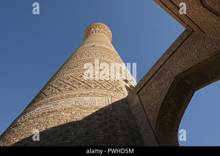 Vista verso l'alto del minareto Kalon costruito dal righello Karakhanid Arslan Khan nel 1127 presso il Po-i-Kalyan islamico complesso religioso a Bukhara, Uzbekistan Foto Stock