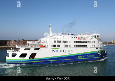 Il Wightlink energia ibrido traghetto per auto, Victoria di Wight, arriva nel porto di Portsmouth. Foto Stock