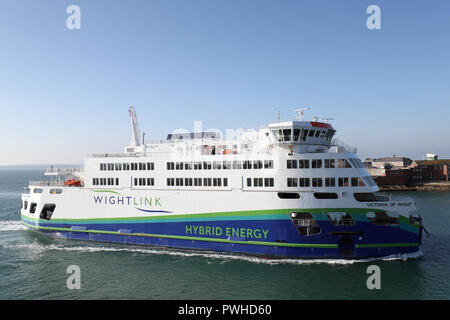 Il Wightlink energia ibrido traghetto per auto, Victoria di Wight, arriva nel porto di Portsmouth. Foto Stock