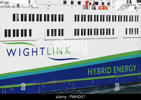 Il Wightlink energia ibrido traghetto per auto, Victoria di Wight, arriva nel porto di Portsmouth. Foto Stock