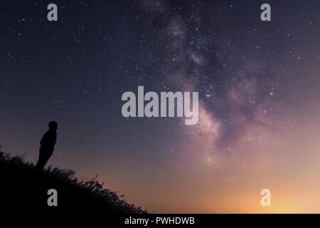 La Stargazer, lonely man guardando le stelle e la Via Lattea in Toscana, Italia. Foto Stock
