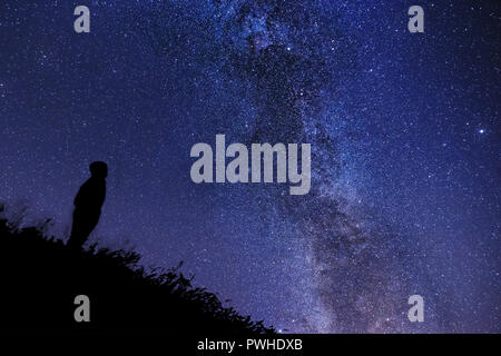 La Stargazer, lonely man guardando le stelle e la Via Lattea in Toscana, Italia. Foto Stock