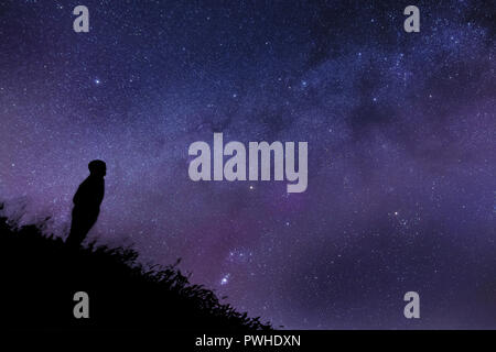 La Stargazer, lonely man guardando le stelle e la Via Lattea in Toscana, Italia. Foto Stock