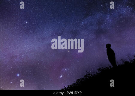 La Stargazer, lonely man guardando le stelle e la Via Lattea in Toscana, Italia. Foto Stock