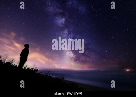 La Stargazer, lonely man guardando le stelle e la Via Lattea in Toscana, Italia. Foto Stock