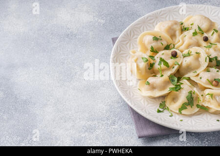 Pelmeni tradizionali, Ravioli, Gnocchi ripieni di carni su piastra cucina russa. Spazio di copia Foto Stock