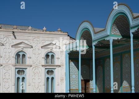 Il cortile di Sitorai Mokhi Khosa o Hossa palace e il museo opere letterarie tradotte al palazzo di moon-come le stelle che era la residenza estiva degli ultimi emiri Bukhara situata a 4 km a nord dalla città di Bukhara in Uzbekistan Foto Stock