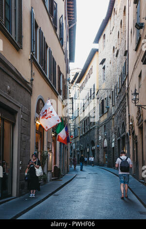 Firenze, Italia - Luglio 4, 2017: persone camminando per le strade di Firenze, capitale dell'Italia, Regione Toscana, è la patria di molti capolavori di Renaiss Foto Stock