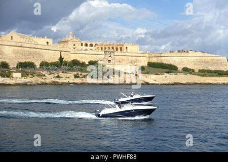 Twin motoscafi power passato Fort Manoel su Manoel Island, Malta Foto Stock