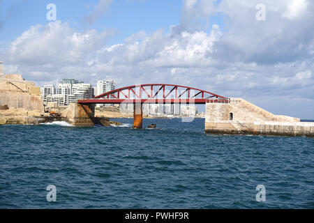 St Elmo Bridge links Fort St Elmo al frangionde all'ingresso del Grand Harbour di Malta. Foto Stock