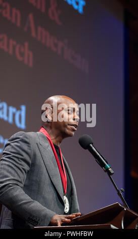 10/11/2018: Hutchins Center presso la Harvard University di Cambridge, MA. Attore comico e Dave Chappelle parlare dopo la ricezione di un W.E.B. Du Bois medaglia. La Chappelle era uno degli otto Americani africani per ricevere la medaglia per il loro contributo al africani e afro-americano della storia e della cultura presso la Harvard University di Cambridge, Massachusetts, STATI UNITI D'AMERICA. Il W.E.B. Du Bois medaglie sono stati assegnati annualmente dal 2013 a coloro che hanno dato contributi significativi alla africani e afro-americano di storia e cultura. Foto Stock