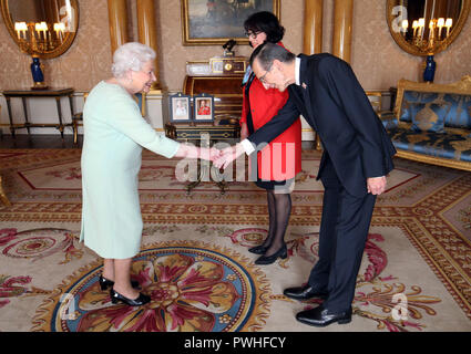 Queen Elizabeth II incontra il luogotenente governatore della British Columbia Janet Austin e suo marito Ashley Chester durante una udienza privata a Buckingham Palace di Londra. Foto Stock