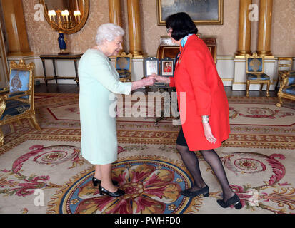 Queen Elizabeth II incontra il luogotenente governatore della British Columbia Janet Austin durante una udienza privata a Buckingham Palace di Londra. Foto Stock