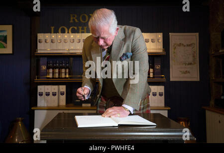 Il Principe di Galles, noto come il Duca di Rothesay mentre in Scozia, firma il libro degli ospiti durante una visita al Royal Lochnagar Distillery a Crathie sulla Royal Deeside. Foto Stock