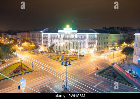 L'Oktogon, Budapest, Ungheria. Crocevia di Térez krt e Andrássy ut di notte Foto Stock