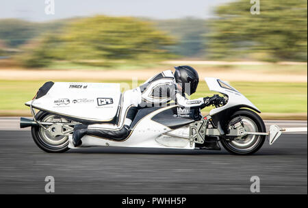 Graham Sykes sulla sua moto a razzo a vapore "Force of Nature" viene trainato dietro un furgone, mentre prova la sua moto in preparazione al suo tentativo di record mondiale di velocità terrestre per un veicolo a vapore, durante l'evento Straightliners a velocità massima e ruote all'Elvington Airfield nello Yorkshire. Foto Stock