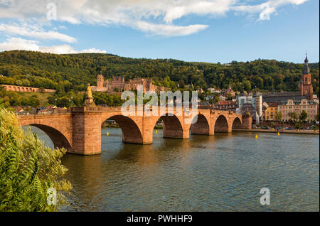 Il vecchio ponte sul fiume Neckar, i ruderi del castello e la città vecchia di Heidelberg, Germania Foto Stock