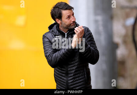 Lincoln City manager Danny Cowley applaude i tifosi all'inizio del cielo scommessa lega due corrispondono a Vale Park, Stoke. Foto Stock