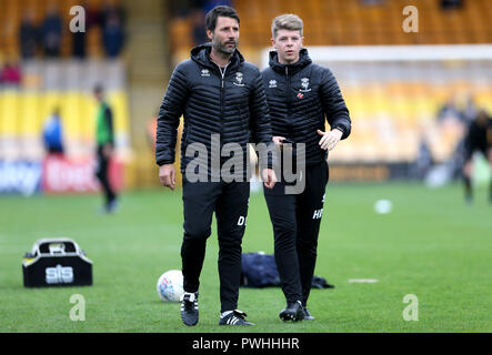 Lincoln City manager Danny Cowley e assistente scienziato Sportivo Harry Rossington (destra) guarda oltre il pre-match warm up prima che la scommessa del Cielo lega due corrispondono a Vale Park, Stoke. Foto Stock