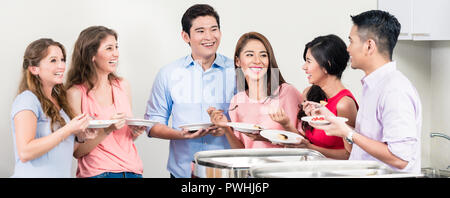 Gruppo di amici gustando la cena a buffet Foto Stock