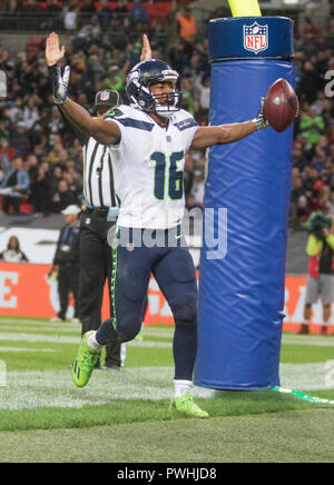 Londra, ITA - 14 ottobre: NFL: Ott 14 Seattle Seahawks wide receiver Lockett Tyler (16) festeggia il touch down durante la International Series - Seahawks ai raider(Foto di Glamourstock Foto Stock