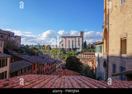 Basilica di San Domenico tra gli edifici in Siena Foto Stock