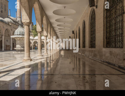 Pochi chilometri distante dalla frontiera siriana, Urfa è una città multietnica con un bagno turco, curdo e il patrimonio culturale armeno Foto Stock